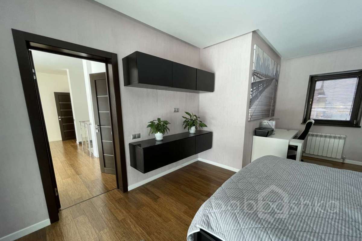 8EE110B8-E79C-4381-BE1C-8C8D842F51C4. дома 